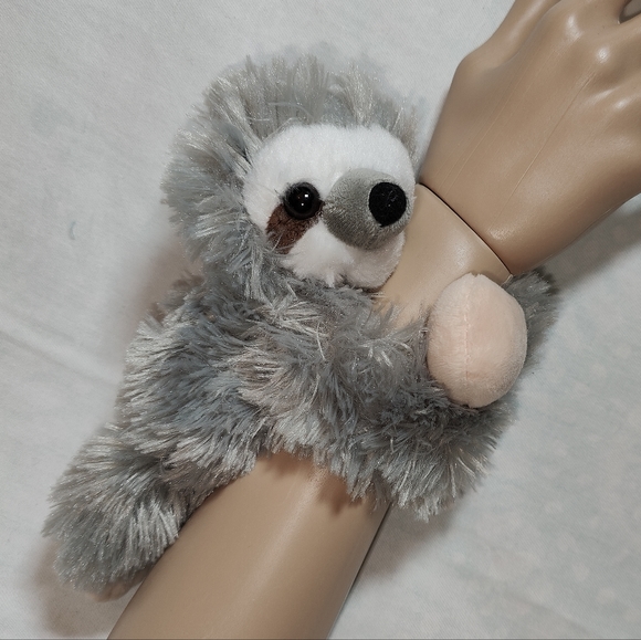 *WILD REPUBLIC Hugging Sloth Wrist Band Plush Animal Toy - Picture 3 of 7